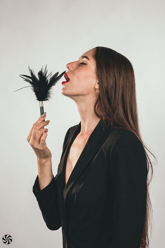 Тиклер Burlesque Plume Black 1082-02lola