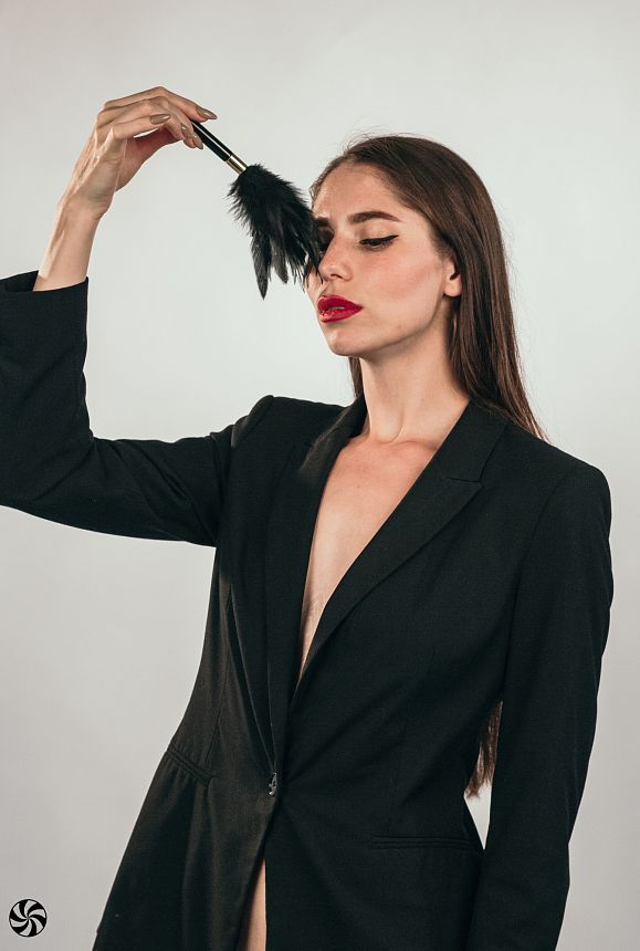 Тиклер Burlesque Plume Black 1082-02lola